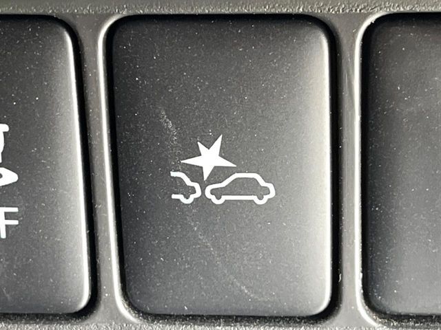 【エマージェンシーブレーキ】走行中に前方の車両等を認識し、衝突しそうな時は警報とブレーキで衝突回避と被害軽減をアシスト。より安全にドライブをお楽しみいただけます。