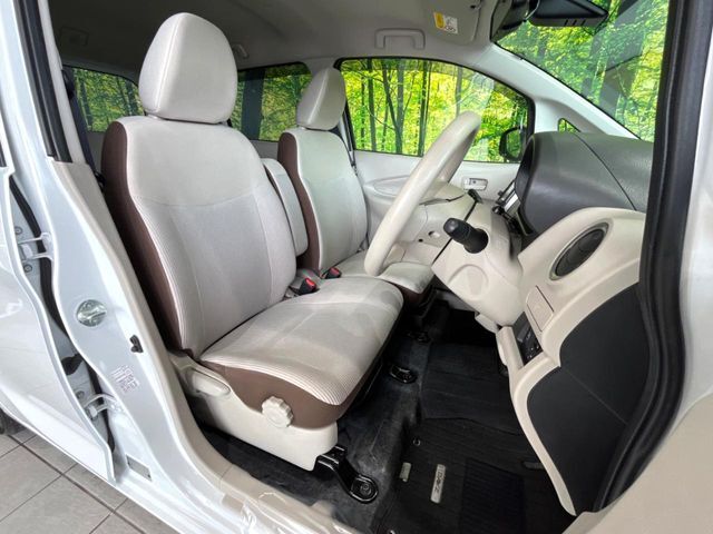 運転席シート廻りは使用感も少なく、良好な状態となっています。丁寧に使われていたことがよくわかりますね。
