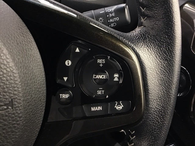 アクセルから足を離しても設定したスピードを保ち走行し、高速道路での疲労軽減に役立つクルーズコントロール付きです！