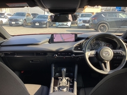 伝説の名車コスモスポーツからはじまる、マツダ伝統のT字型インパネは所有する、運転する楽しみを演出。