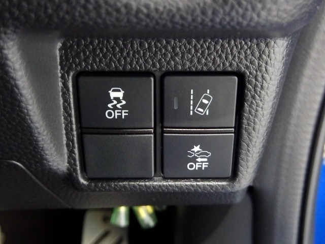 【横滑り防止装置・衝突被害軽減ブレーキ】などドライバーの安全運転をさらにアシストしてくれる装備が充実しています☆ドライバーの不安を安心へと変えてくれますね。