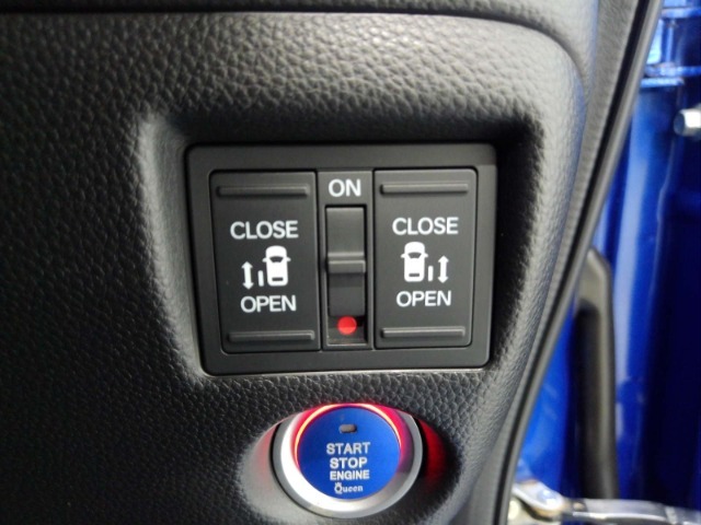 両側電動スライドドア！！荷物で手が塞がる時など簡単にドアの開閉が出来ます！何より力いらずで開閉OK！女性やお年寄りにも優しい♪電動機能はOFFにもできますから元気なお子様の駆け出しも安心！