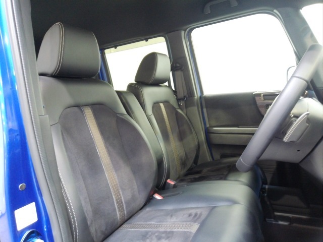 フロントシートはベンチシートタイプ♪　室内空間は広々で移動も楽々です♪狭い駐車空間など助手席ドアから出たい時にも大変便利ですよ♪