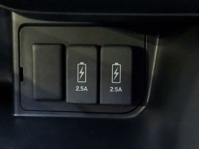 2.5AのUSB端子を2箇所装備☆仲良く充電できちゃいますね☆