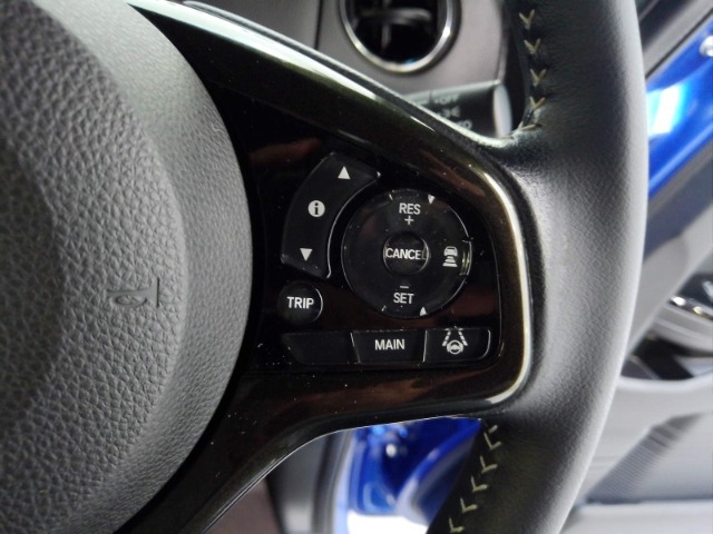 ハンドル右側にはクルーズコントロールのスイッチが装備され運転中の操作も安心して行えます！