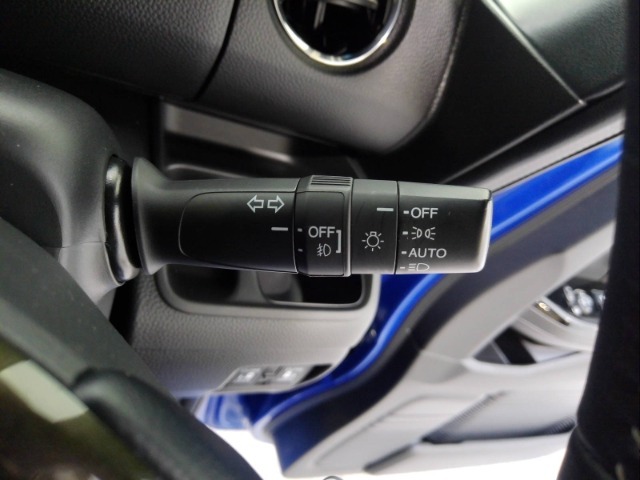 オートライト付きです。手元での操作なしでヘッドライトのON/OFFできます。トンネルでの点灯・消灯忘れ防止に役立ちます！