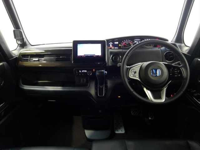 ドライバーを包み込むように、ディスプレーやスイッチ、コンソールを配置。座った瞬間から運転への期待が！空間そのものの心地よさにこだわっています。