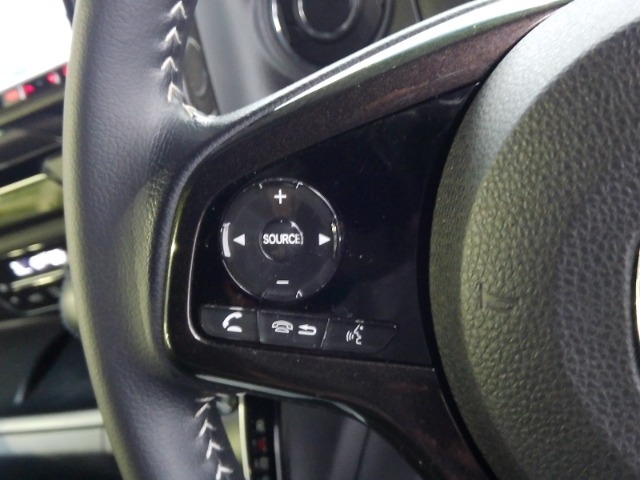 ハンドルにオーディオの操作スイッチが装備されています！視線を前方から外さずハンドルから手を離さずに操作できるのでとっても安全ですね♪