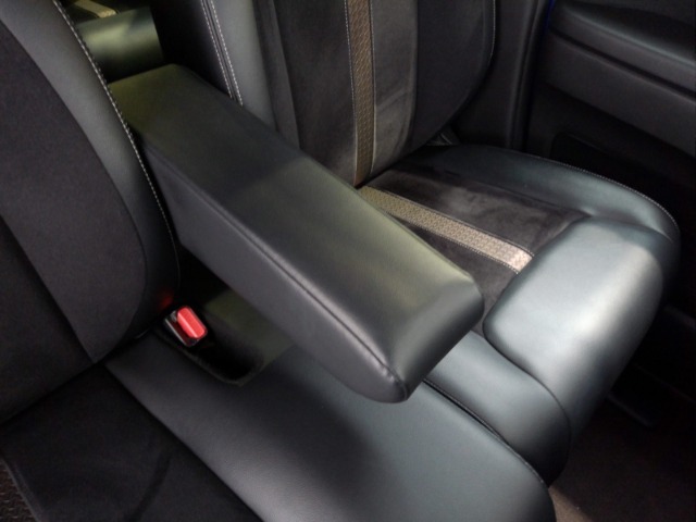フロントシート、センターには格納式アームレストも付いています！！