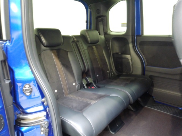 リアシートもゆったり快適に座っていただけますので、後部座席にお乗りの大切な方も楽しくドライブに参加していただけます。