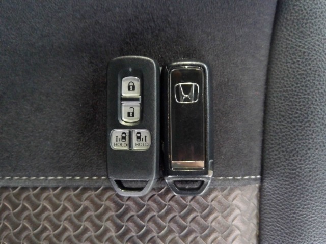 スマートキー付！キーを取り出さなくてもドアロックの施錠・開錠、エンジンの始動が出来ます！雨の日や荷物の多い日にとても便利ですね♪