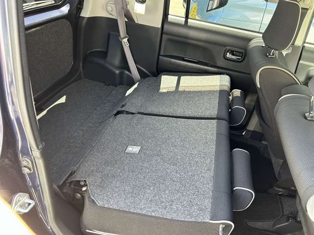 後部座席を倒すことでさらに大容量の荷物を積めます。