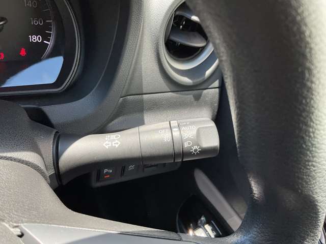 トンネル進入時や暗くなれば自動点灯するオートライトです。