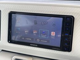 【純正ナビ】人気の純正ナビを装備しております。ナビの使いやすさはもちろん、オーディオ機能も充実！キャンプや旅行はもちろん、通勤や買い物など普段のドライブも楽しくなるはず♪