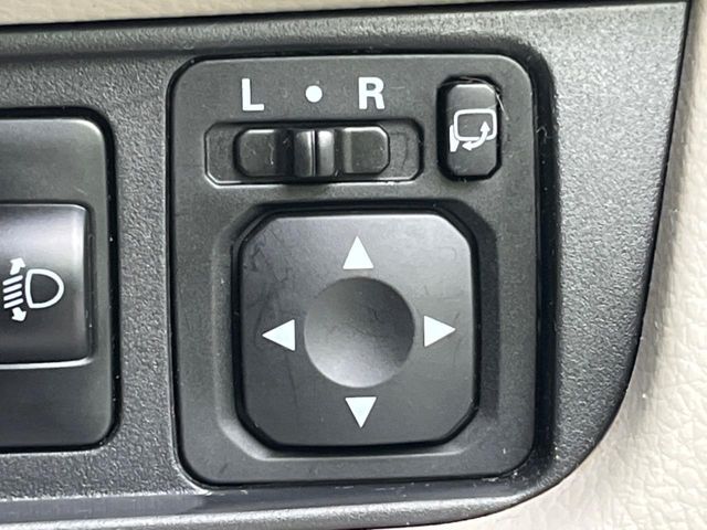【電動格納ミラー】サイドミラーは電動格納式となっており、狭い駐車場でもキズがつくリスクを抑えられます。
