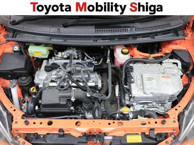 エンジンル-ムも綺麗に洗浄しております。ご納車時にはハイブリッドシステムに精通したメカニックがしっかり整備を行なった上でご納車致します。