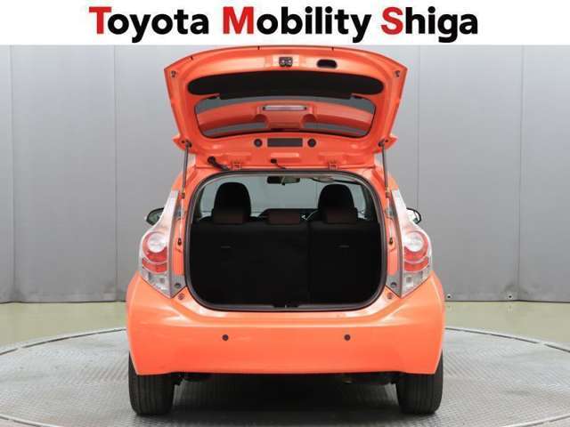 荷室スペ-スも十分な広さがあります。リヤシ-トを倒すと更に荷室スペ-スが広がります。