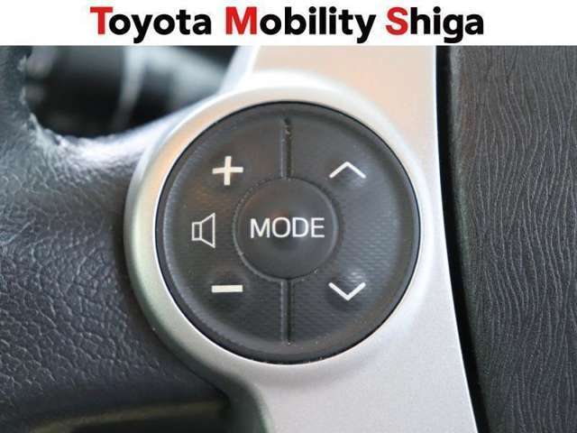 ステアリングスイッチです。左側ではオーディオの操作が可能です。