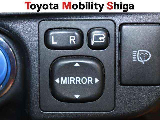 便利な電動格納ドアミラーも装備しております。駐車時にボタン一つで折り畳む事が出来るので便利ですよ。