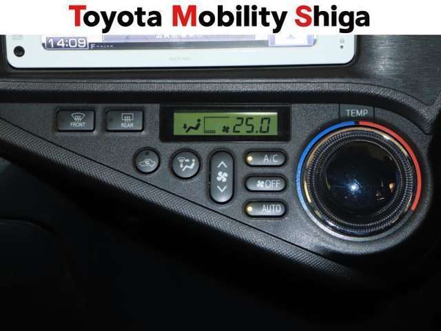 お好み温度に設定すると自動で調整してくれるオ-トエアコン装着車です。