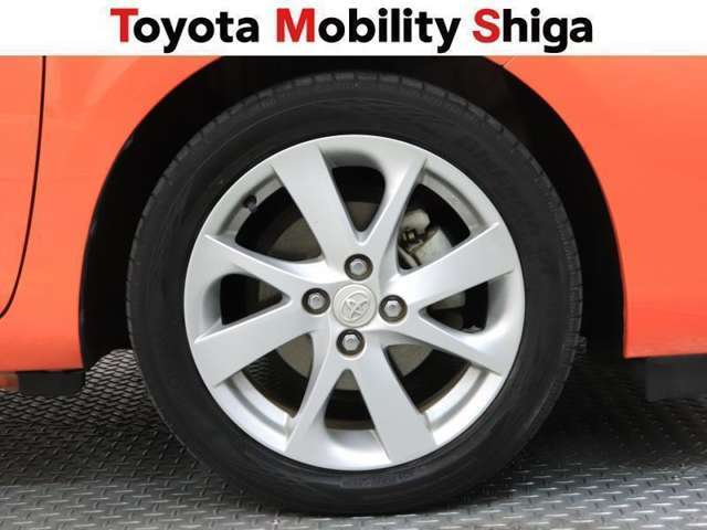 シンプルなデザインの純正アルミホイールを装着しております。
