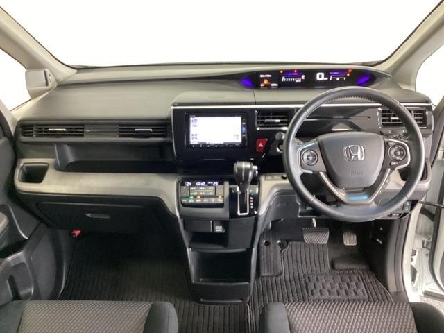 車内は光触媒抗菌消臭施工済です。インパネ周りはスタイリッシュなデザインで機能や装備も充実しています。グローブボックスやカップホルダーのほかにトレーなどたくさんの収納スペースが付いています。
