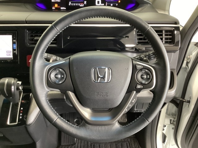 ハンドルにHondaセンシング系のクルーズコントロールやレーンキープアシストなどのスイッチと、オーディオの操作スイッチが装備されています。ハンドルから手を離さず安全に操作できます。