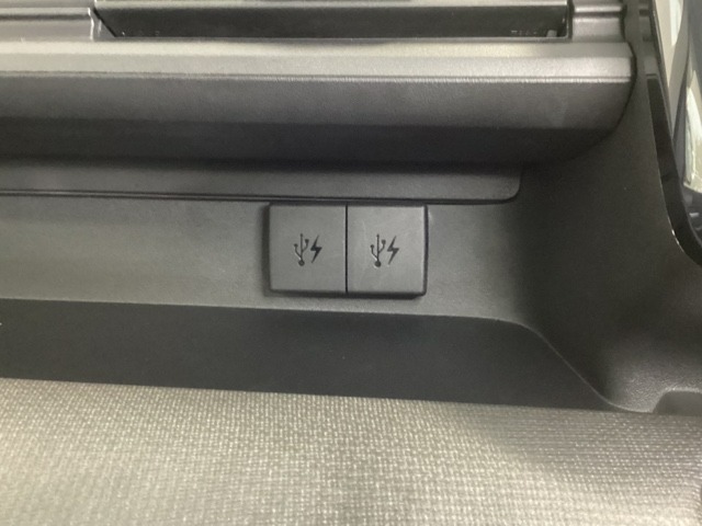 ナビゲーション用の外部入力や充電可能なUSB端子が2個ついています。移動中に充電もできるので便利です。