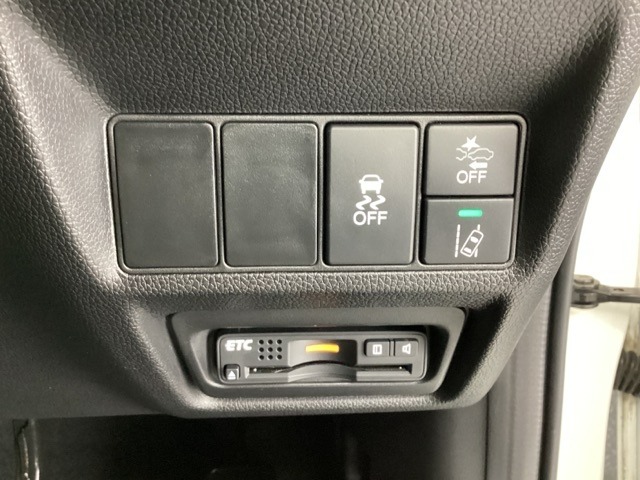 Hondaセンシング用の、VSA解除とレーンキープアシストシステムのメインスイッチなどはハンドルの右側に装備しています。その下にETCがついています。高速道路の料金所の通過も楽々です。