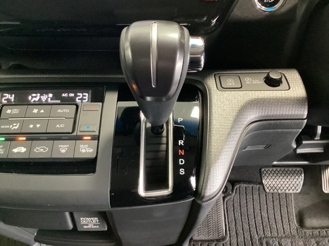 CVT車のセレクトレバーです。低速から高速まで、変速ショックのないスムーズな走りを実現するとともに、エンジン効率のよい領域を維持することで燃費にも貢献します。