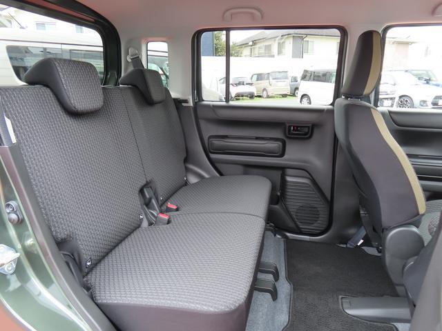 【リアシート】左右別々にスライド出来ます！シートを下げると足も組めちゃいます♪