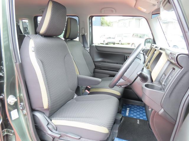 【フロントシート】インパネにシフトが付いているので足元広々！運転席から助手席の移動も楽々♪どちらからでも乗り降り出来るので、狭い場所の乗り降りも楽ちんですよ♪