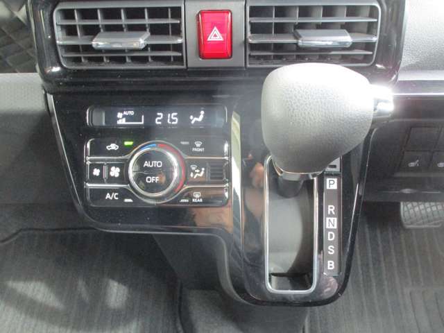 使いやすいインパネレイアウトのオートマです♪　横にはエアコン操作パネル♪　オートエアコンです♪