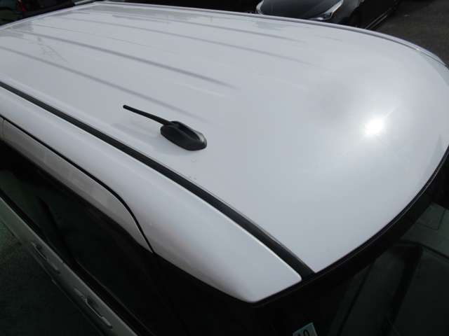 ルーフは色褪せや凹み傷なども無くきれいな状態です