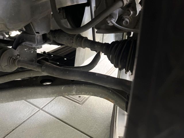 お車を安心してお乗りいただく為には、足回りの定期点検が欠かせません。サービスサポート（有償保証）では無料点検もご提供しており、安心のカーライフをお過ごしいただけるサポート体制が整っています。