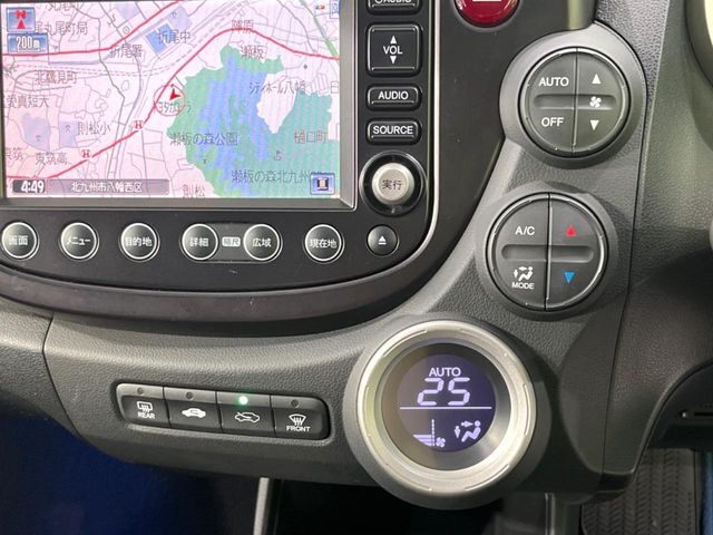 【オートエアコン】一度お好みの温度に設定すれば、車内の温度を検知し風量や温度を自動で調整。暑い…寒い…と何度もスイッチ操作をする必要はありません。快適な車内空間には必須の機能ですね♪
