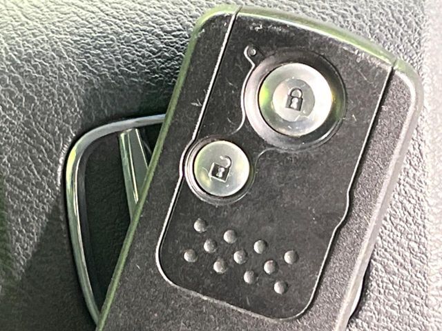【Hondaスマートキー】カバンやポケットに入れたままでもドアの施錠・解錠が可能なスマートキーを装備。エンジンのオン・オフ時もカギを取り出す必要が無いからとっても便利です♪