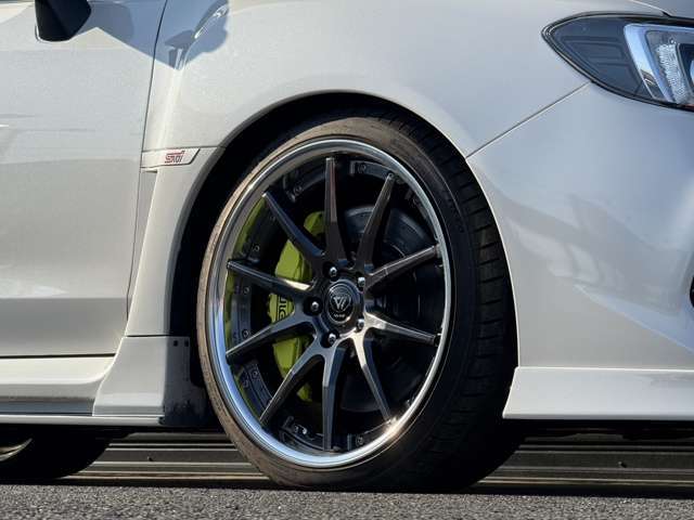 BLITZの車高調でローダウンし、ホイールにはVERZ　KCV02の19インチホイールが装着されております！ツライチもバッチリです！！