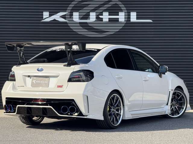 エアロパーツはKUHL「VAB-GTII」を装着！ホワイトとブラックの2トーンでシックかつレーシーに仕上がっている1台で御座います！是非現車をご確認下さい！