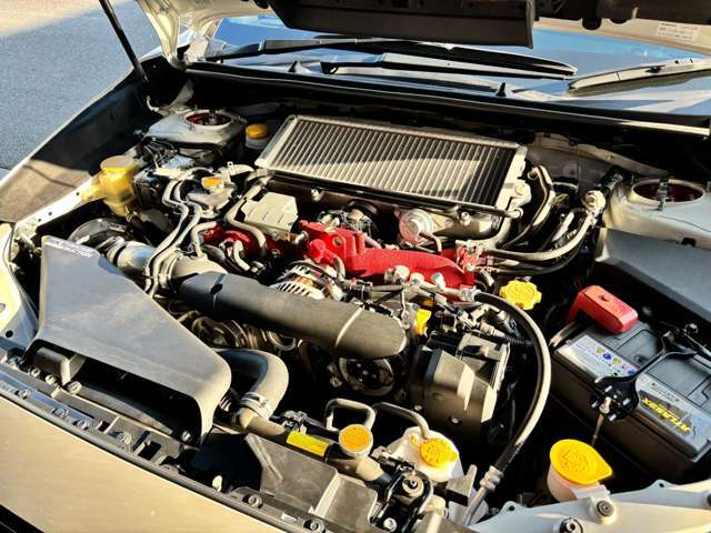 WRX　STIのエンジンEJ20ターボです！エンジン回りも非常に綺麗です！