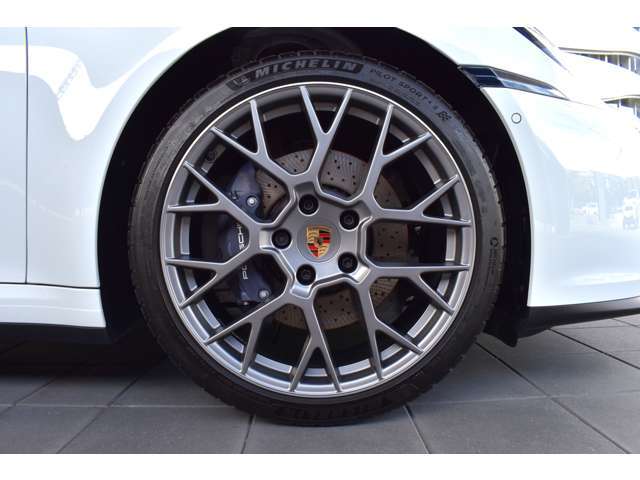 20/21インチ RS Spyder ホイール（サテンダークシルバー塗装） ￥421,000‐　フルカラーのポルシェクレスト付きホイールセンターキャップ ￥25,000‐