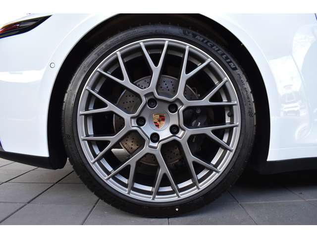 20/21インチ RS Spyder ホイール（サテンダークシルバー塗装） ￥421,000‐　フルカラーのポルシェクレスト付きホイールセンターキャップ ￥25,000‐