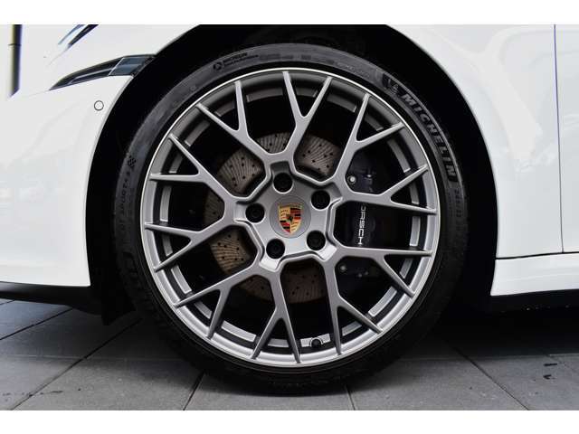 20/21インチ RS Spyder ホイール（サテンダークシルバー塗装） ￥421,000‐　フルカラーのポルシェクレスト付きホイールセンターキャップ ￥25,000‐