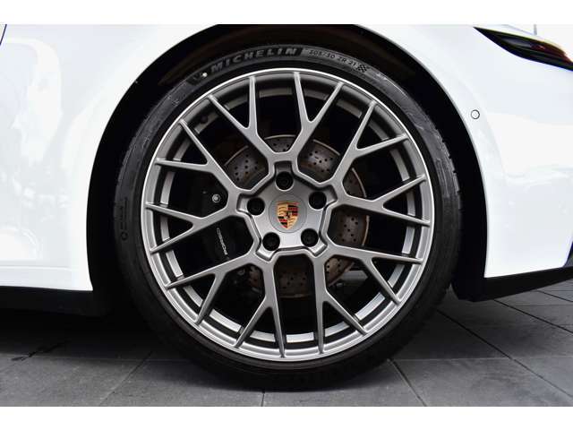 20/21インチ RS Spyder ホイール（サテンダークシルバー塗装） ￥421,000‐　フルカラーのポルシェクレスト付きホイールセンターキャップ ￥25,000‐