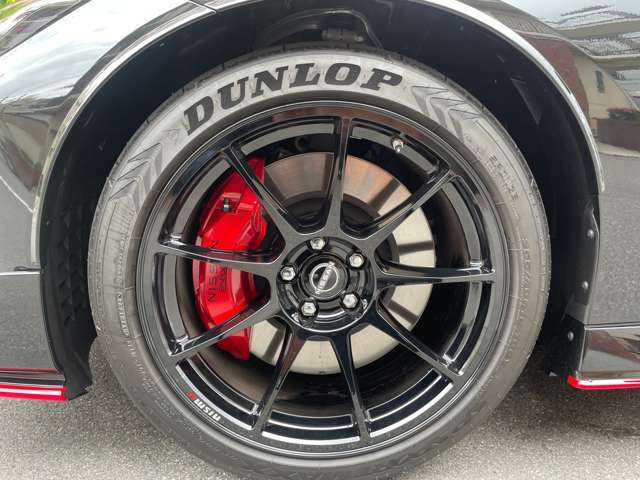 フロントは255/40R19となっております