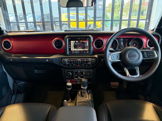 ステアリングを握ればJeepワールドが目の前に広がります！