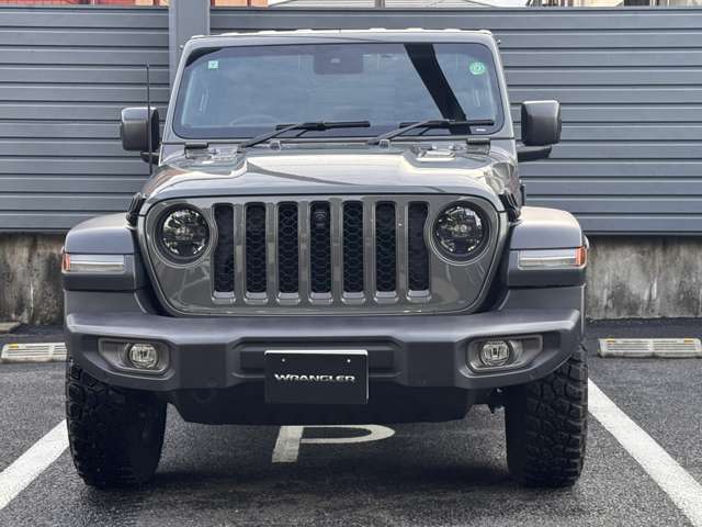 Jeepの象徴7スロットグリルがインパクトあります。