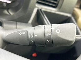 【オートライト】周りの明るさに応じて自動でヘッドライトの点灯・消灯ができる機能です！ライトの付け忘れ・消し忘れなどが無くなり、雨の日や夕方の走行も安心！トンネル通過時も便利ですね♪