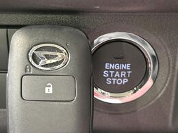 【キーフリーシステム】カバンやポケットに入れたままでもドアの施錠・解錠が可能なスマートキーを装備。エンジンのオン・オフ時もカギを取り出す必要が無いからとっても便利です♪