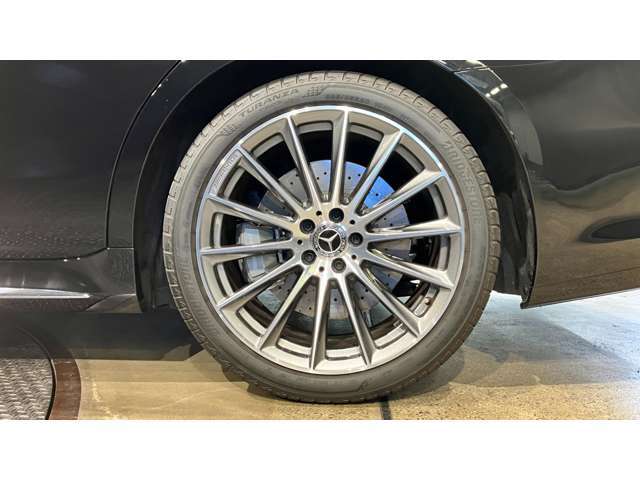 輸入車、国産車を問わず、現在お乗りのお車を下取りさせて頂きます。お車の車種やボディカラー、オプション装備などをご連絡頂けましたら、おおよその額を提示させて頂きますので、お気軽にお申し付け下さいませ。